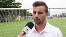 Rafael Longuine chega ao Santos e se apresenta à torcida
