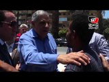 مواطن يوقف رئيس الوزراء ويعطيه ورقه أمام جامع عمرو بن العاص
