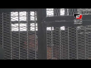 محمد بديع يلوح بإشارة رابعة أثناء جلسة محاكمته