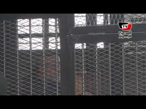 محمد بديع يلوح بإشارة رابعة أثناء جلسة محاكمته