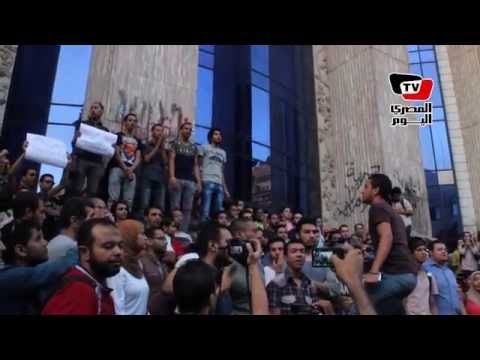 وقفة احتجاجية اعتراضا على الحكم القضائي الصادر بحبس الناشط علاء عبدالفتاح أمام نقابة الصحفيين
