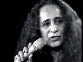 Maria Bethânia declama Fernando Pessoa e cantando O doce mistério da vida