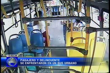 Cámara de seguridad de un bus grabó asalto a pasajeros