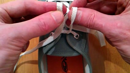 Faire ses lacets en 3 secondes ! Voici la nouvelle technique révolutionnaire !