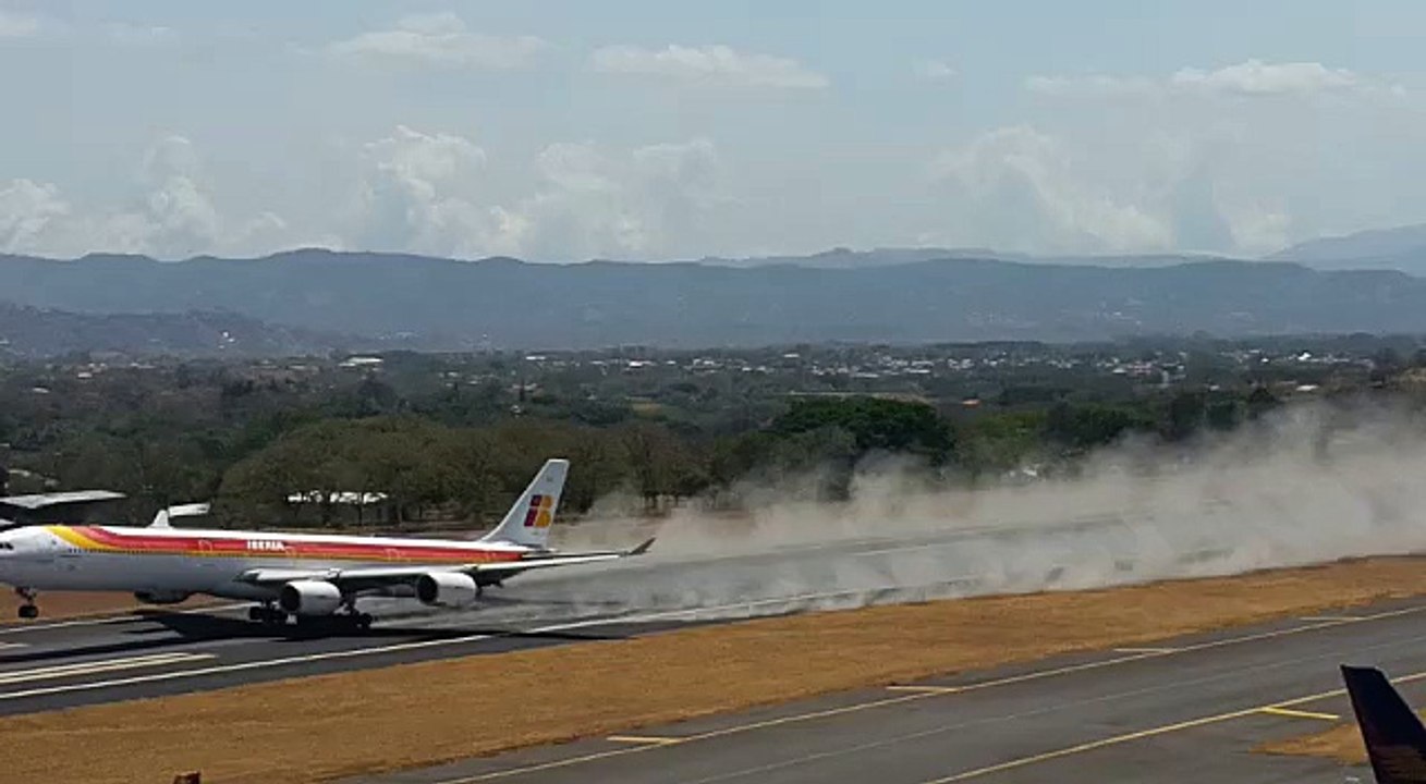 avion-despegando-ceniza