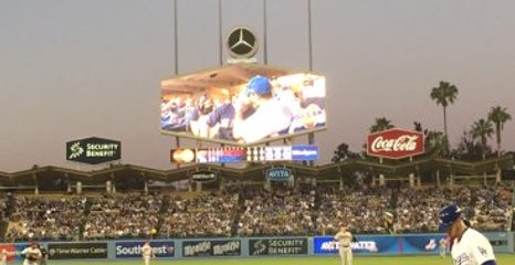 Eşcinsel Erkeklerin Birbirini Öpmesi Maçın Önüne Geçti