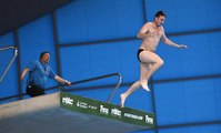 Un spectateur maboul saute du plongeoir pendant les championnats du monde de plongeon!