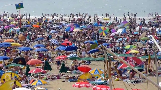 überfüllter Nordsee-Strand in Den Haag-Scheveningen im August