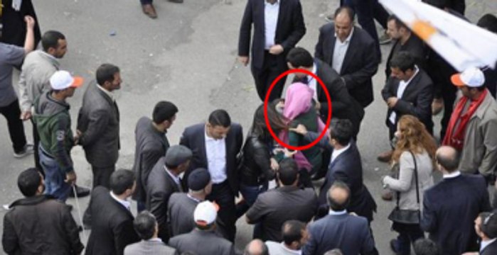 AK Parti Mitinginde Zafer İşareti Gerginliği!