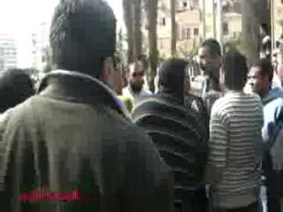 تجمهر أسر ضحايا «أيام الغضب» أمام المشرحة
