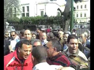 يوميات الثورة: شرطي في قبضة المتظاهرين