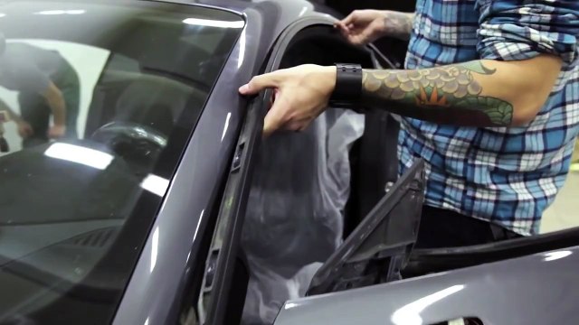 Процесс нанесение материала Plasti Dip на кузов автомобиля.