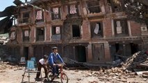 A Katmandou, les voisins s'entraident pour consolider leurs maisons