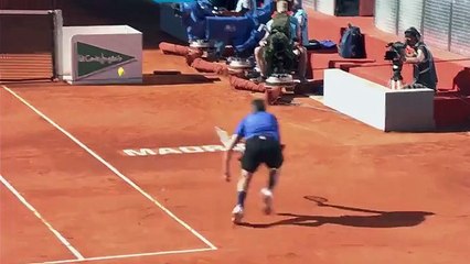 Hai cú đánh hay nhất ngày thi đấu thứ 2 giải Madrid Open
