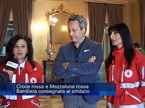 Croce rossa e Mezzaluna rossa. Bandiera consegnata al sindaco
