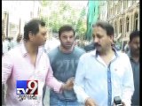 Sohail Khan cries and walks out of the court on hearing Salman Khan to be jailed - Tv9 Gujarati
