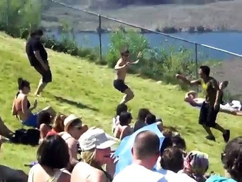 Un Homme Commence à Danser Seul et puis...