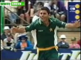 Abdul Razzaq v Sachin Tendulkar IN TRI SERIES VIDEO BY TAYYAB