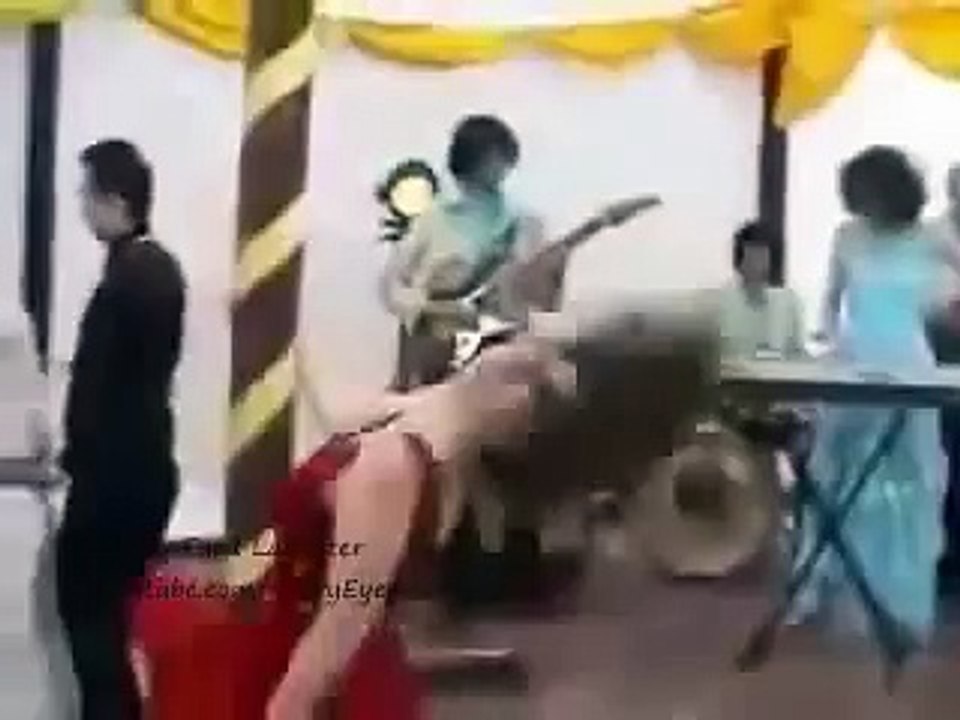 Femme Bourrée Ruine le Mariage et Blesse la Mariée !!!