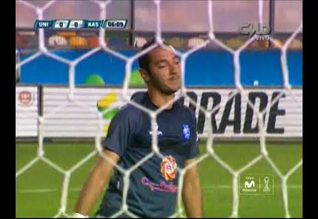 Universitario anotó tras 'blooper' de golero Pi...