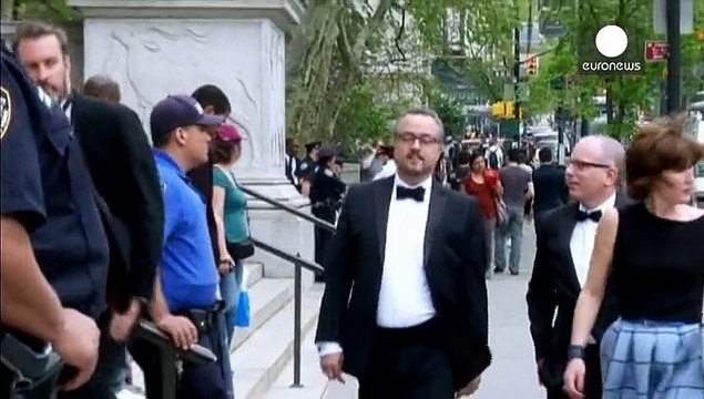 انجمن قلم با اهدای جایزه از هفته نامه شارلی ابدو تقدیر کرد