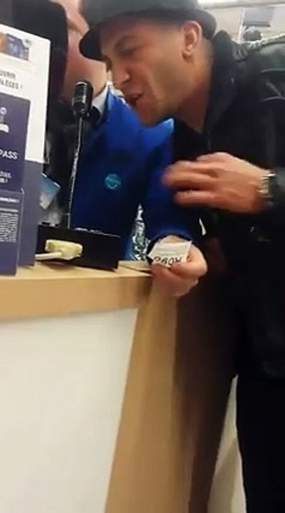 Son fils est perdu dans un magasin, sa réaction est surprenante