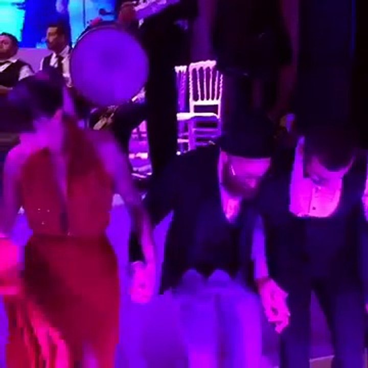 Raul Meireles halay başı oldu