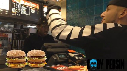 Passer sa commande en rappant dans un Macdo