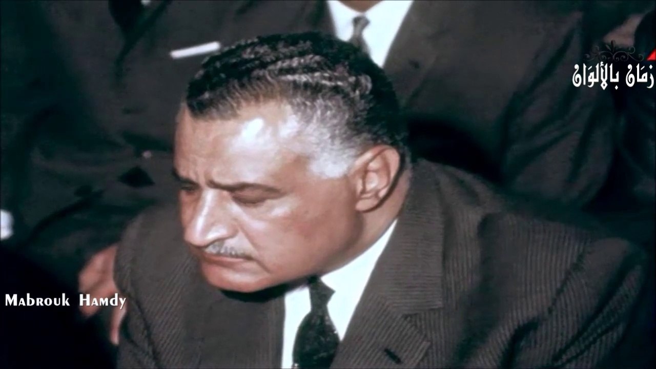 فيديو نادر لعبد الناصر يصلي صلاة الجمعه الأخيره...