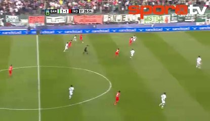 Kaleciyi geçti boş kaleye dışarı attı