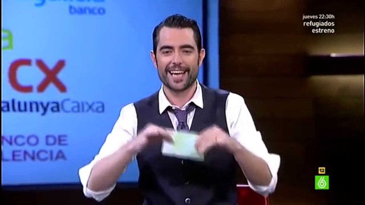 Dani Mateo pone un ejemplo gráfico de las ayudas a la banca con un billete de 100 euros
