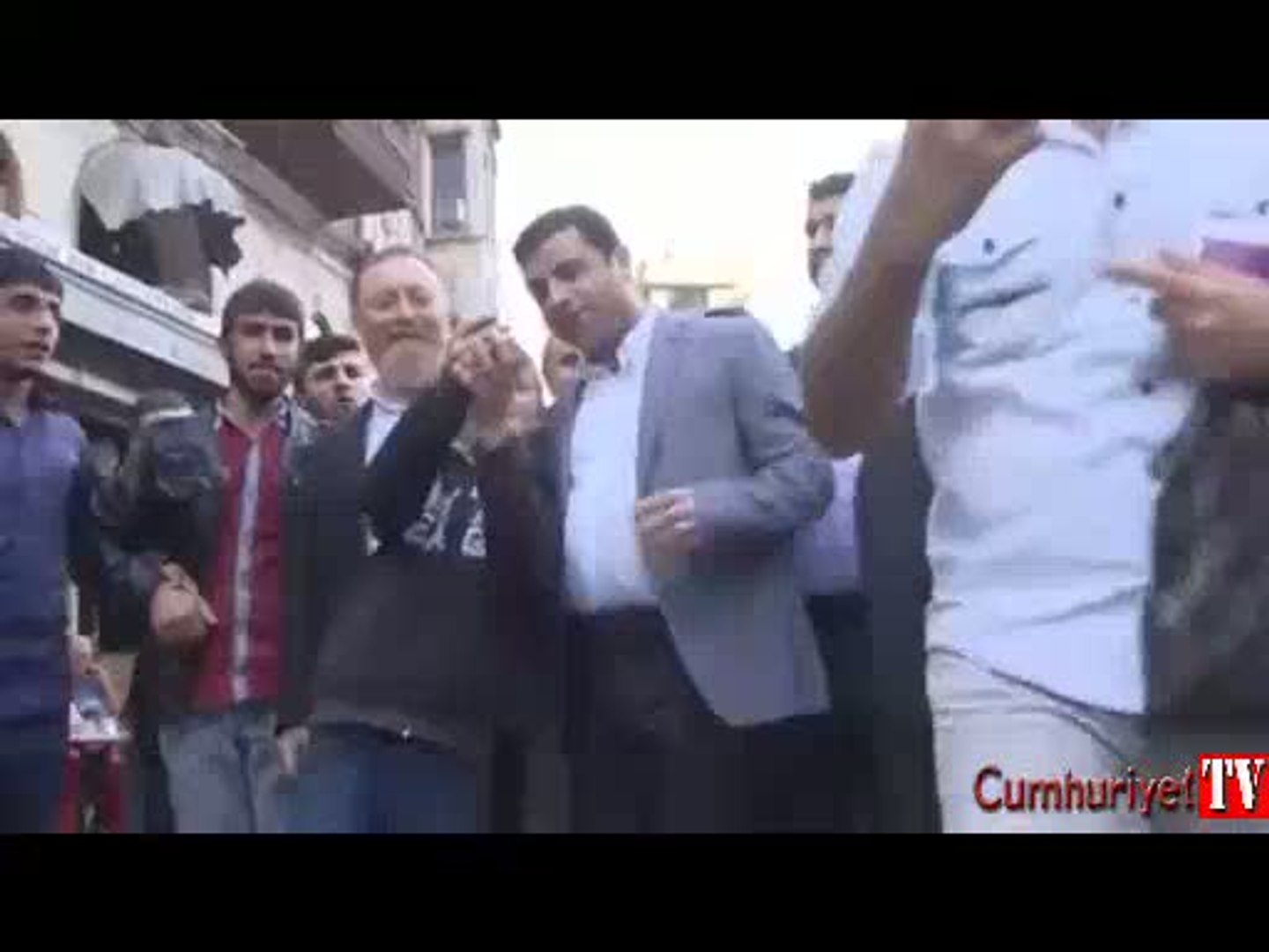 Çocuk hayranından Demirtaş'a: Lan bi dur! - Dailymotion Video