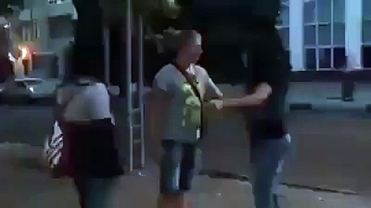 Une femme met un homme agressif KO après lui avoir mit une gifle