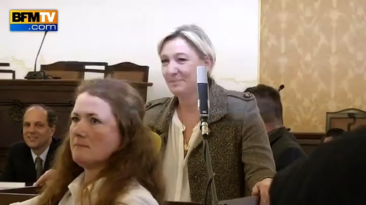 Marine Le Pen chahutée à Prague: "vos opposants sont habillés"