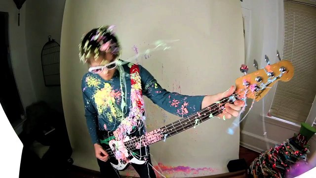 Il joue Enter Sandman de Metallica à l'envers !