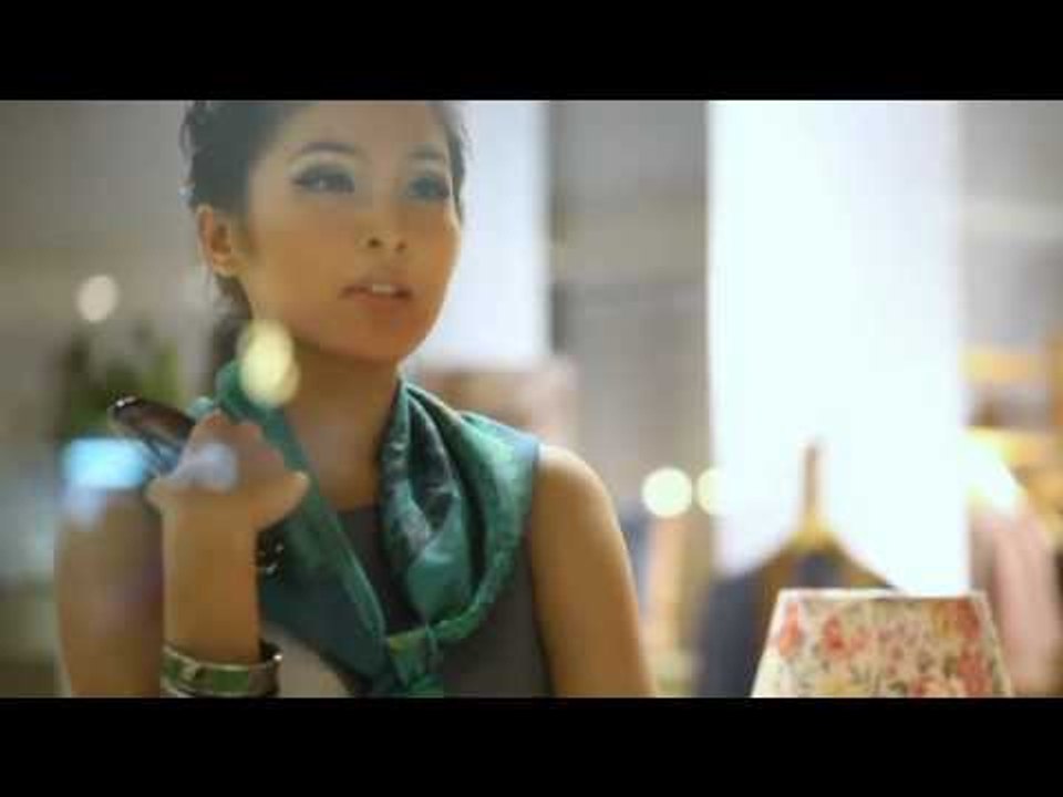 What's Inside Sandra Dewi's Bag