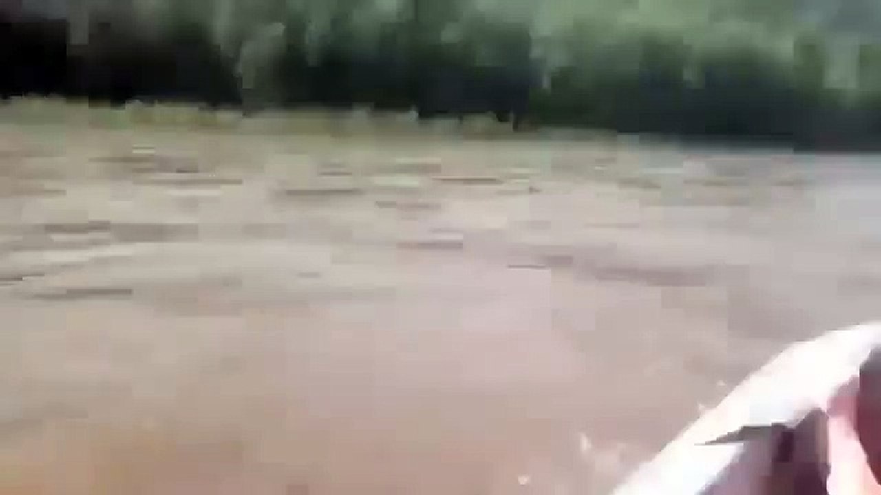 КАМАЗ плывёт по реке