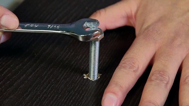 Truc et astuce bricolage : Visser et dévisser une vis sans clef