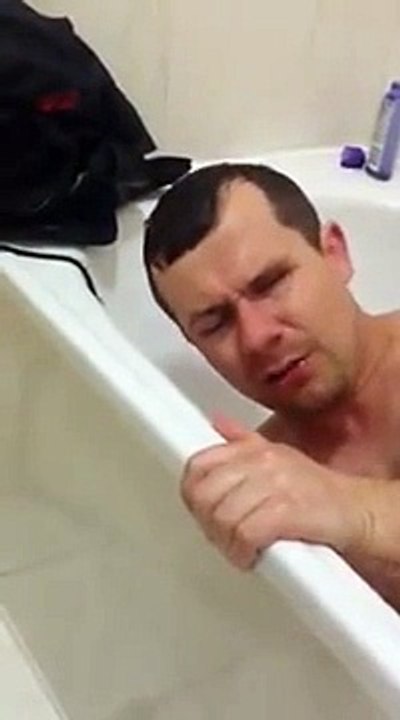 Lui il a trop bu de  Jagermeister... Complètement bourré!