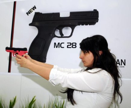 Kadınlar Renkli Tabancalara Yoğun İlgi Gösterdi