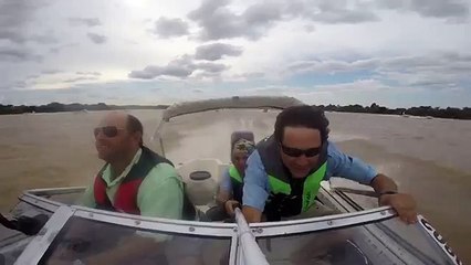 Lucky escape: Low-flying plane nearly hits fishermen’s boat in Argentina
