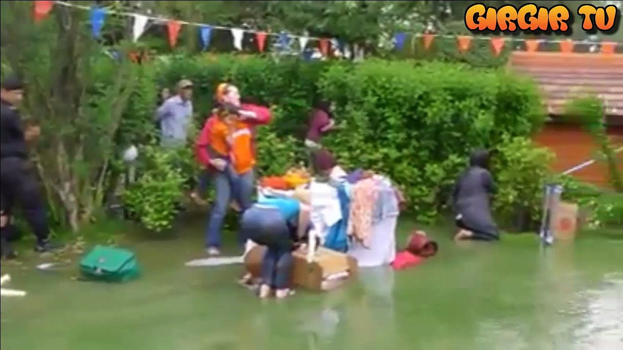 Deprem Yüzme Havuzunu Beşik Gibi Salladı!!!