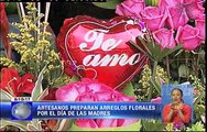 Artesanos preparan arreglos florales por el día de las madres