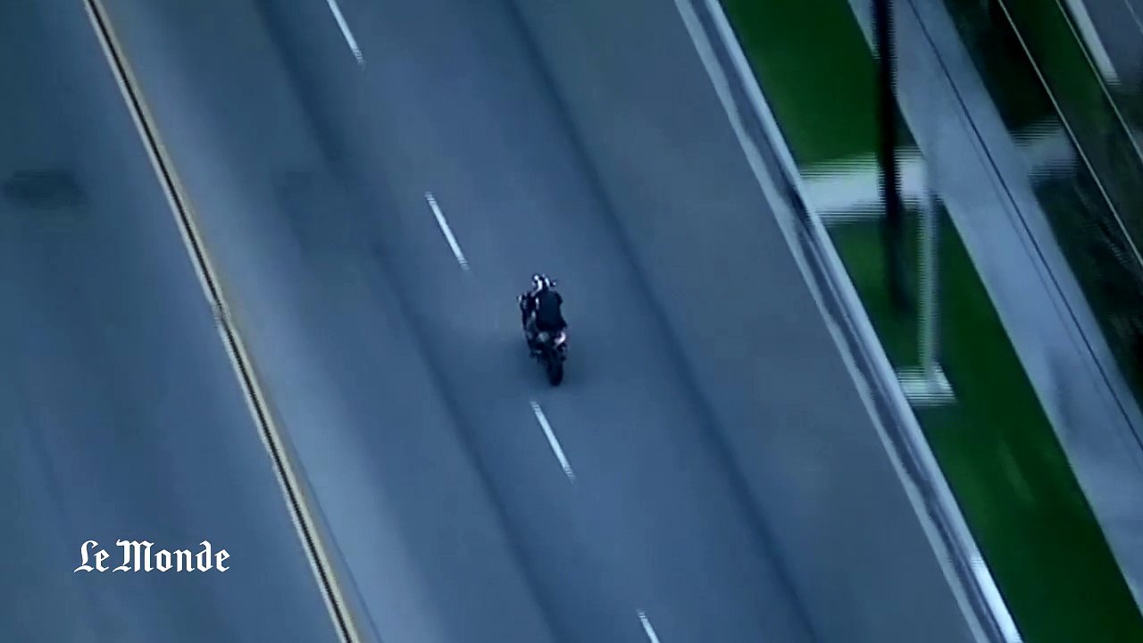 Un motard joue les acrobates alors qu'il est poursuivi par la police...