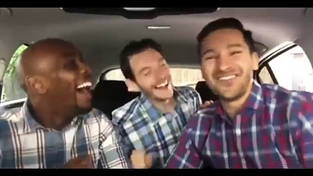 Ces hommes font des imitations loufoques dans leur voiture