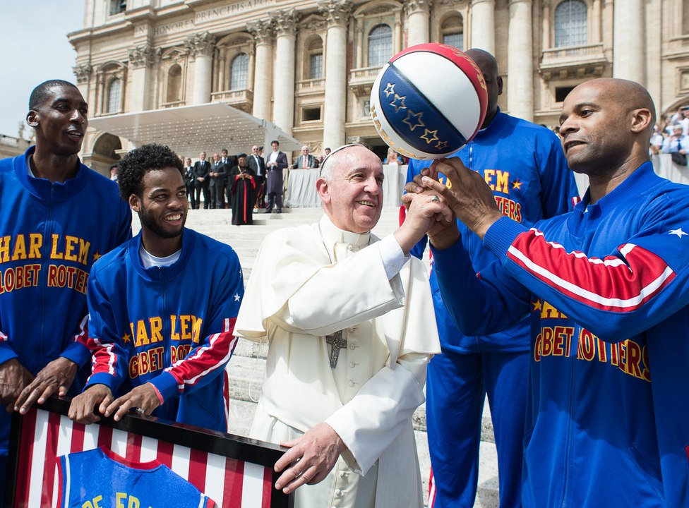 Le pape François prend un cours de basket