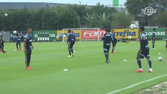 Sem deixar cair! CX8 e Gabriel Jesus tiram onda em altinha