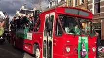 Bus met FC Groningen spelers rijdt door stad - RTV Noord