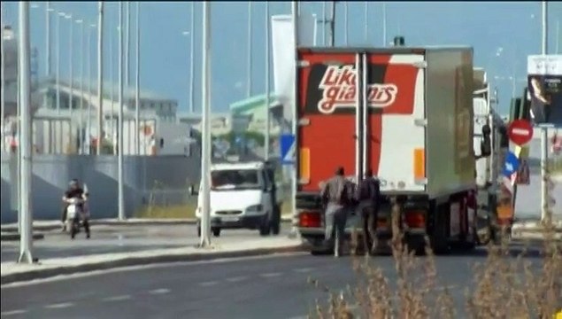 Grèce : les migrants de Patras tentent le voyage vers l'Italie sous des camions