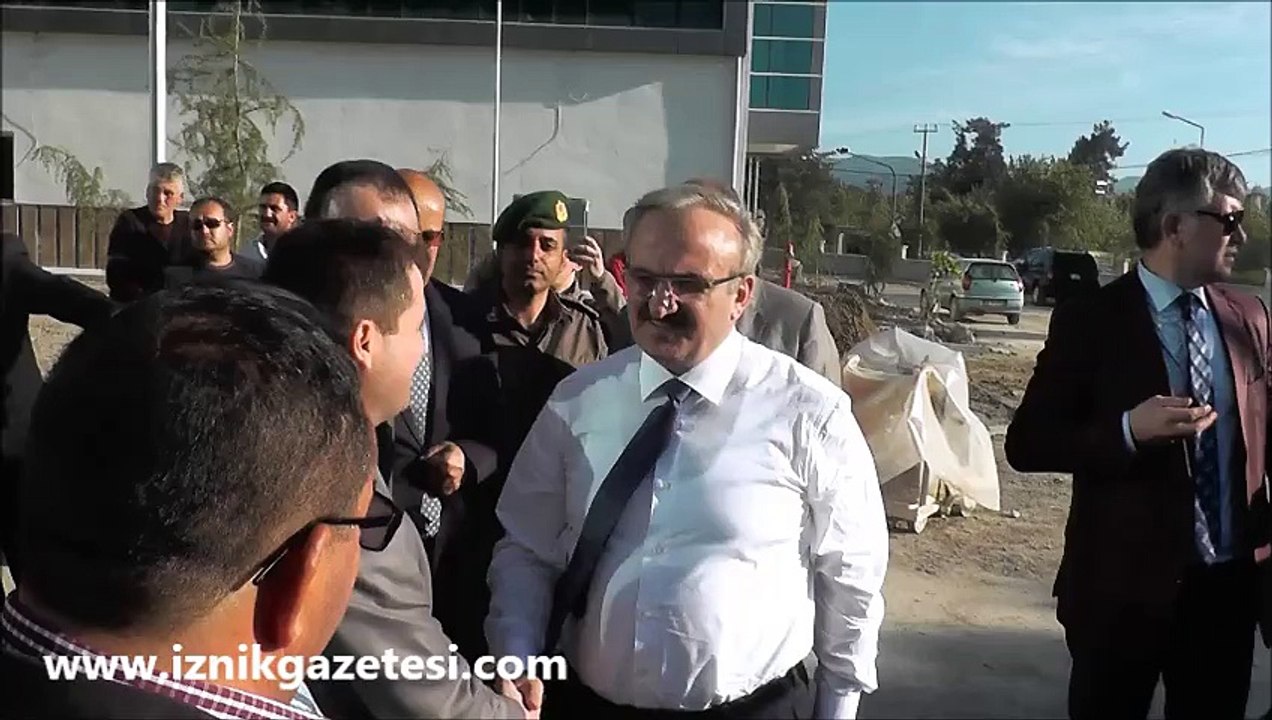 İznik Devlet Hastanesi İşçiliğini Beğenmeyen Vali Karaloğlu Fırça Attı.